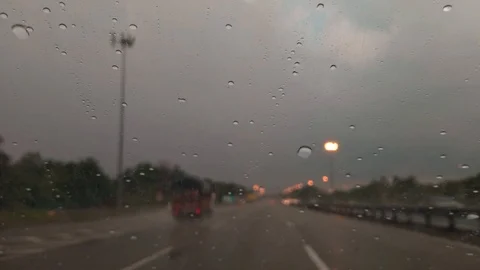 Driving in The rain. 库存影片 105461107