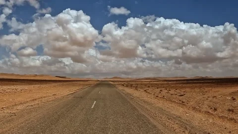 Driving on remote desert road on cloudy day. car driver pov 库存影片 278955658