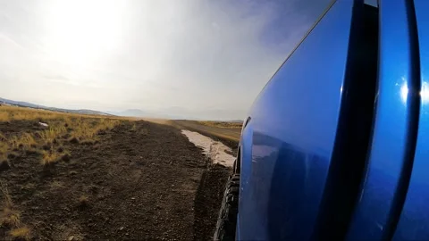 Driving on an off-road trail with mud and snow flying off the truck wheels Vídeo Stock 169091982