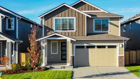 Driving by a row of new construction homes for sale Vídeos de archivo 95736038
