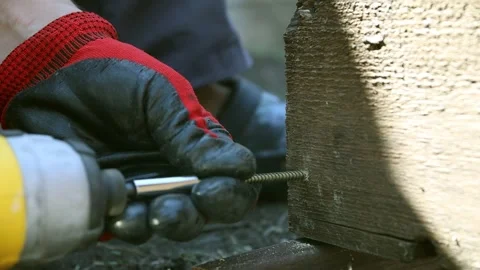 Driving a screw using an impact driver Video stock 278265136