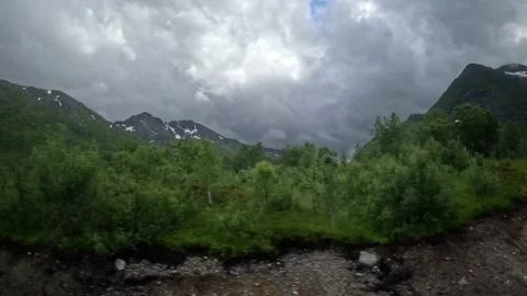 Driving shot through green mountain valley stream and forest in Norway 库存影片 343833856