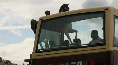 Driving a sightseeing bus next to an equestrian statue on Pont d'Iéna, Paris Video stock 59968143