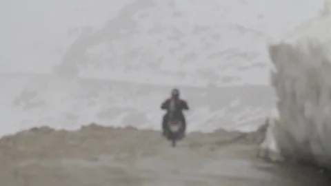 Driving in the snow fall at Himalayas 库存影片 70983301