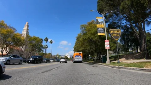 Driving through Beverly Hills in Los Angeles - LOS ANGELES. USA - MARCH 18, 2019 Vídeos de archivo 106315514