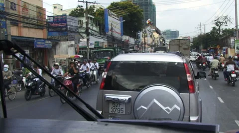 Driving through busy congested road Vietnam Vidéo 44060057