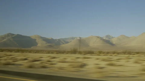 Driving through California desert Pinewood to Ridgecrest with mountains Vídeos de archivo 46995053