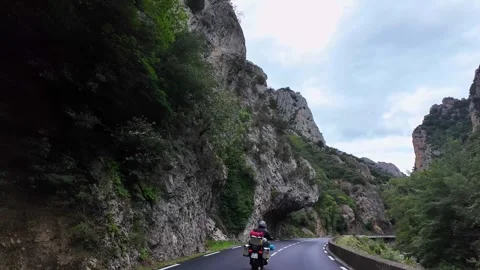 Driving through the Canyon of Pierre Lys in Pyrenees, Aude, France Vídeo Stock 320953013