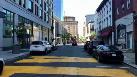 Driving through downtown Stockbeeldmateriaal 153933522