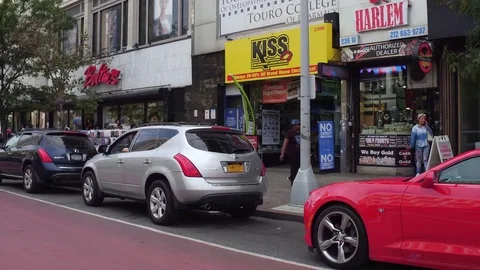 Driving through downtown Harlem store fronts 4k Stockbeeldmateriaal 81525401
