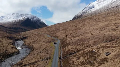 Driving through the dramatic landscape of glencoe valley in scotland 库存影片 334061046