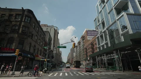 Driving through an intersection in New York City Vídeos de archivo 181217794