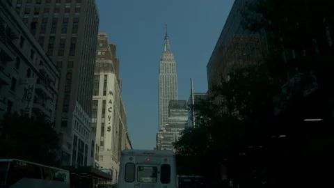 Driving through Manhattan towards Empire State Building and Macy's, day. Vídeo Stock 107560552