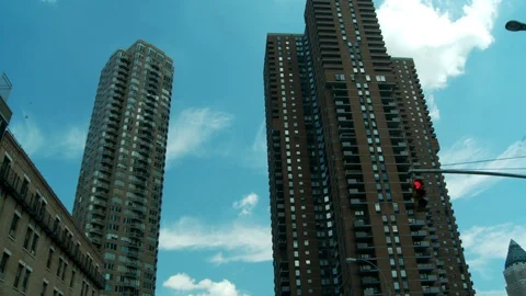Driving through Manhattan with view of high-rise apartment buildings, day. Vídeo Stock 106082805