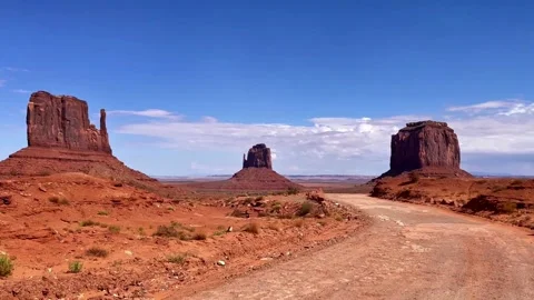 Driving Through Monument Valley – Desert Offroad, Red Rocks &amp;amp; Blue Sky, 4K Vidéo 303091378