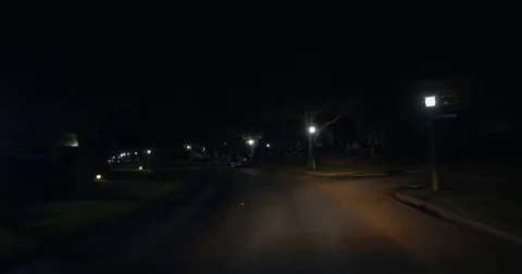 Driving through a neighborhood at night Vidéo 70563953