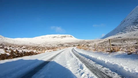 Driving through the snow covered Glenveagh National Park in County Donegal Vídeos de archivo 231972091