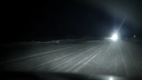 Driving through snow at night in Barrow Alaska Vidéo 104257080