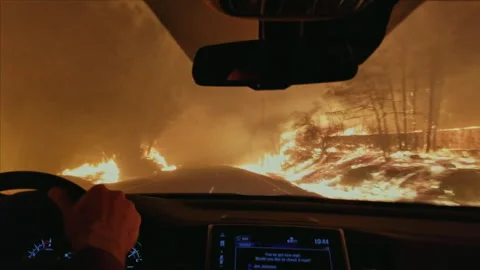 Driving through a terrifying forest fire escaping the flames Vidéo 332960858