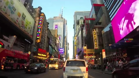 DRIVING THROUGH TIMES SQUARE AT SUNSET- NEW YORK CITY Vidéo 131538228