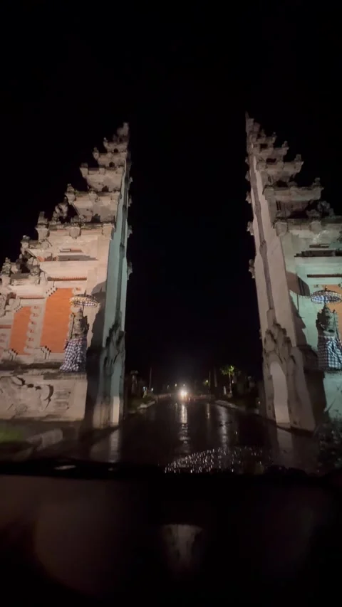 Driving Through Traditional Candi Bentar Gate in Nusa Dua Bali at Night 4K Vídeos de archivo 336620824