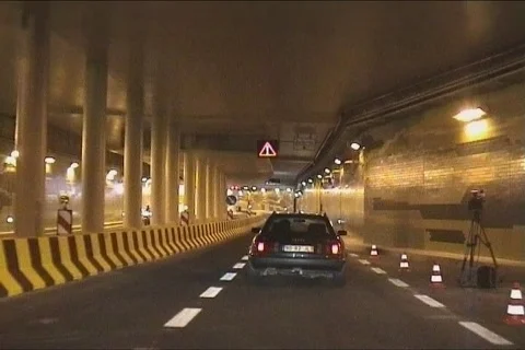Driving through a tunnel  Video stock 117174
