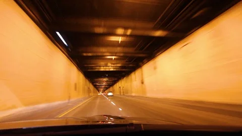 Driving through a tunnel Vidéo 124993592