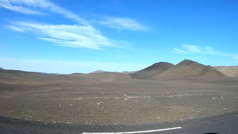 Driving through volcanic black desert landscape in Iceland highlands Vídeos de archivo 333524562