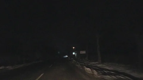 Driving throuth the vilage  at night Vídeo Stock 85706196