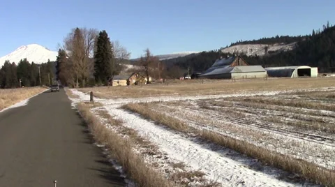 Driving towards Mount Adams Video stock 38627677