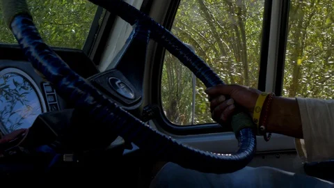 Driving a van in Ladakh Vídeo Stock 127601338