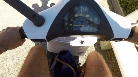 Driving a vespa 스톡 동영상 79571026