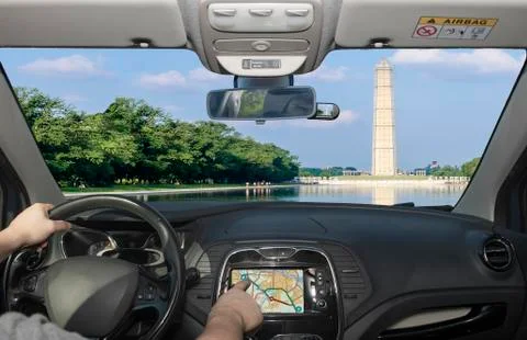 Driving while using GPS towards Washington Monument, Washington DC, USA Foto stock