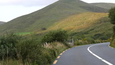 Driving winding Ring of Kerry road N70 Vídeos de archivo 135496502
