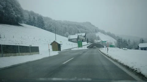 Driving on a winter road Vidéo 146276535
