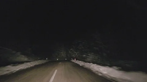 Driving on the winter road at night Vídeo Stock 86084197