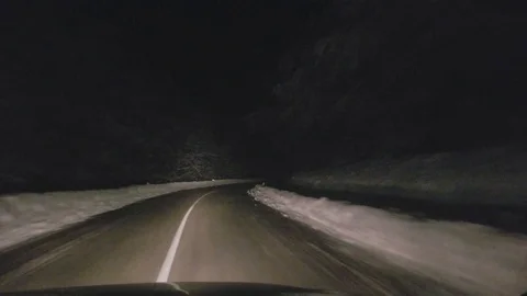 Driving on the winter road at night through the mountain Vídeo Stock 86423266