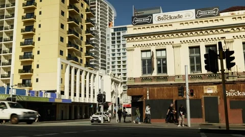 Driza-Bone The Stockade building in Perth and passing traffic 6K Vídeos de archivo 311452853