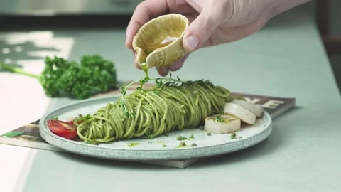 Drizzling Oil on Basil Spaghetti 動画素材 334172226