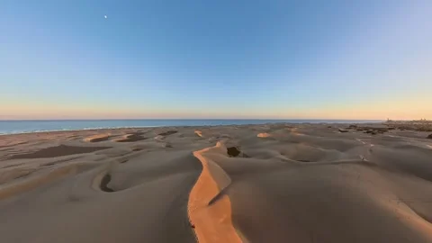 Dron ascending over the dunes of Gan Canaria Vídeos de archivo 339648429