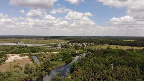 Dron Flight Over the Countryside, Flight Over the River Stockbeeldmateriaal 286319133