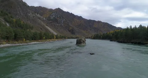 Dron flight over Katun picturesque mountain river, Chemalsky district of Altai Stock Footage