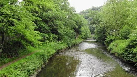 Dron volando sobre rio Stockbeeldmateriaal 145975998