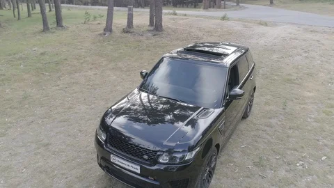Drone 360º view of an all-terrain luxury car in the woods Vídeos de archivo 111835556