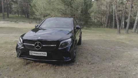 Drone 360º view of a Suv luxury car in the woods Vídeos de archivo 111835769