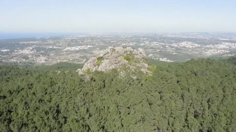 Drone 4k Descending view of Rocks in the middle of Woods in Sintra, Portugal Video stock 169771772