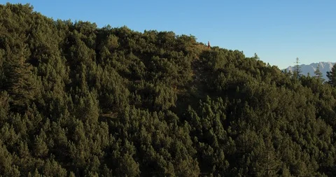 Drone 4K: Female runner on mountain trail Vidéo 101371959