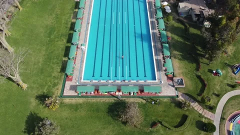 Drone 4k video of an olympic size outdoor swimming pool. On a sunny day, Vidéo 219020298