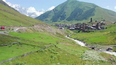 Drone advances along Enguri valley in aerial view toward Ushguli beneath green Vídeo Stock 344143048