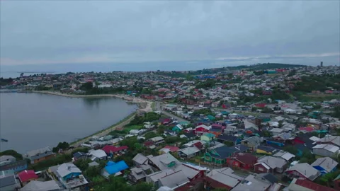 Drone advancing along coast with slight rotation Vídeo Stock 340991353